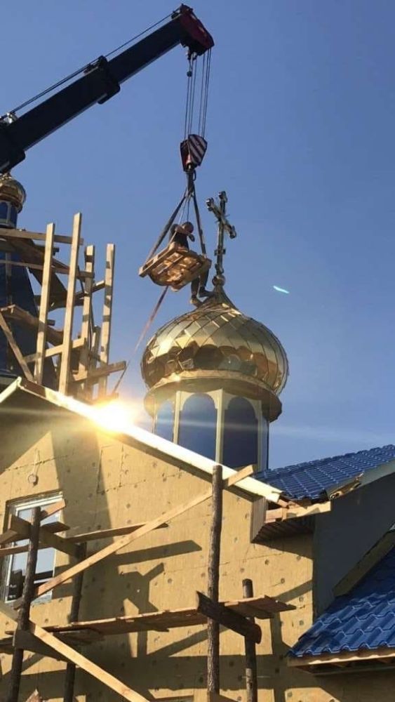 Установка купольных крестов на храм села Броница