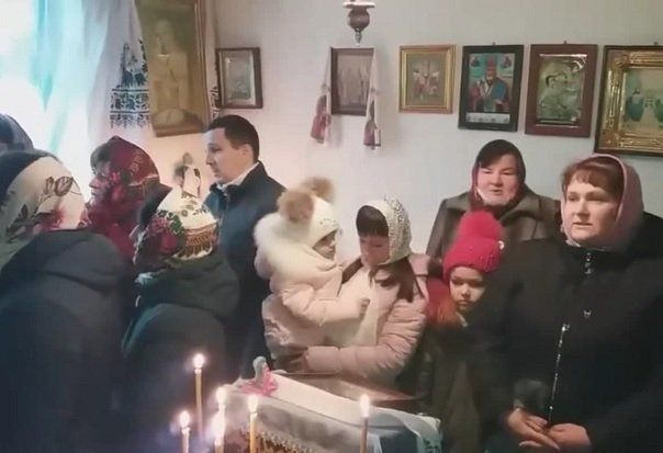 Приход села Перевалы на богослужении в арендованном помещении