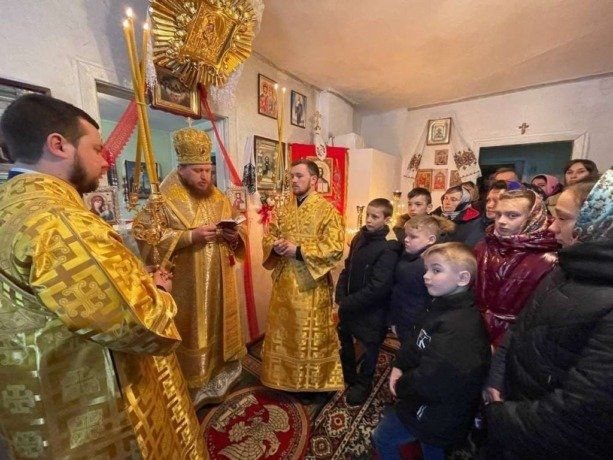 Архиерейское богослужение во временном храме села Романов