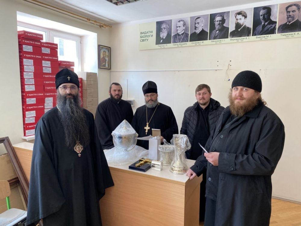 Митрополит Варсонофий передает необходимую церковную утварь гонимой общине епархии