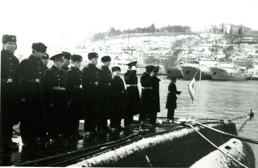 Подъём флага ВМФ СССР капитаном 3 ранга А.А. Жучковым, г. Севастополь, 31 декабря 1991 г. Фотография из фондов ЛОКМ