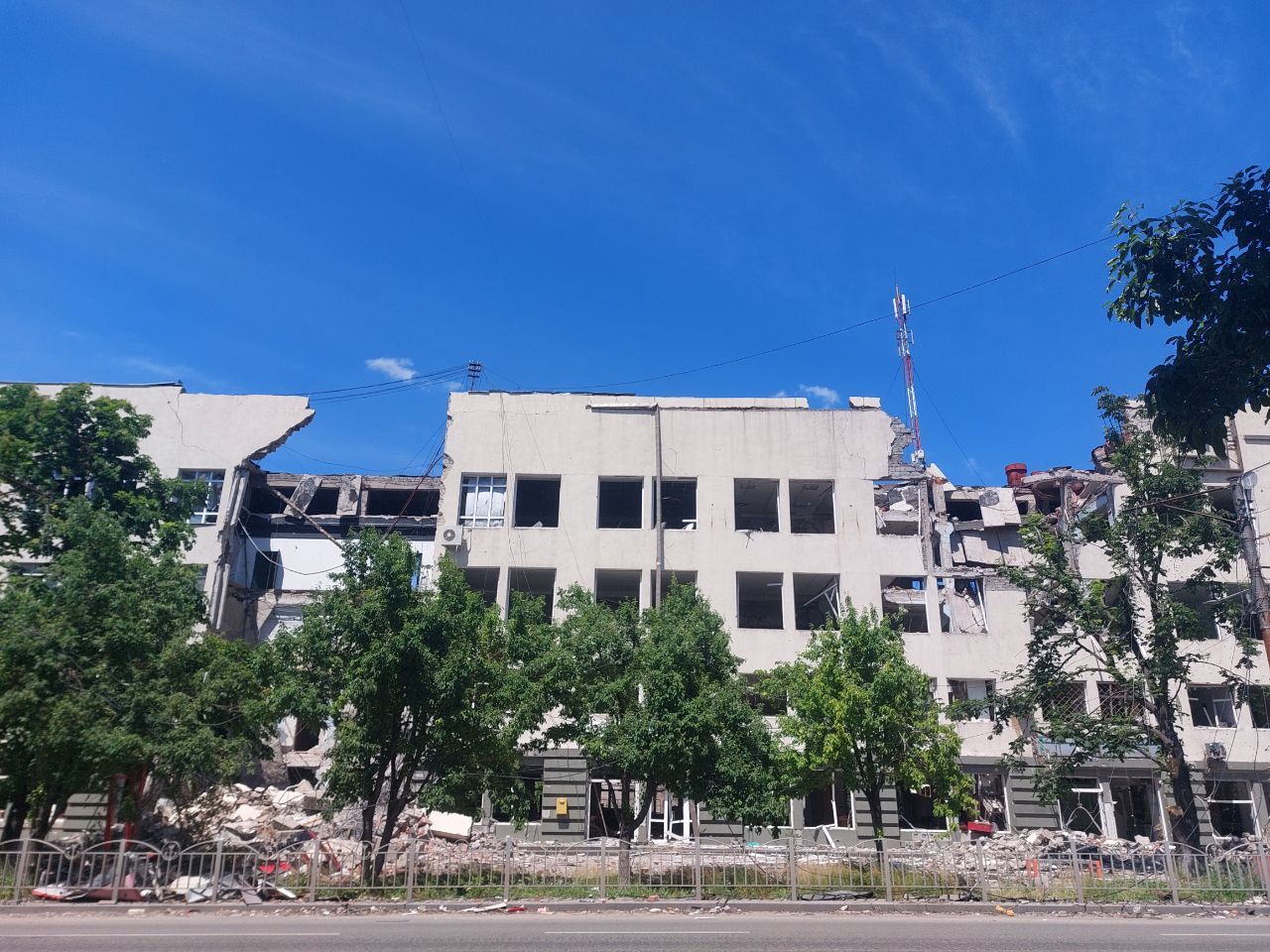 Дом связи в Мариуполе после боевых действий