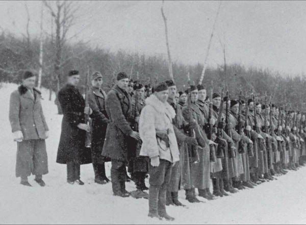 Сотня «Сіроманці», в белом кожухе Карпенко-Яструб