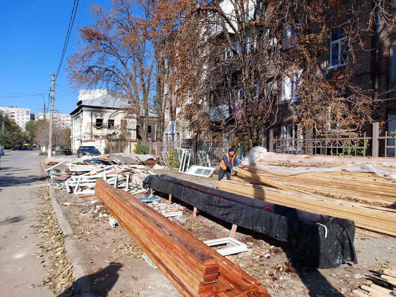 Во многих домах перекрывают крыши, пострадавшие от осколков