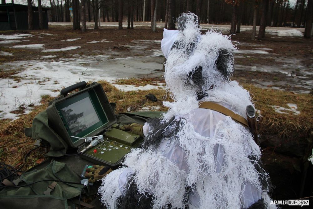 Оператор с пультом управления ПТРК «Стугна»