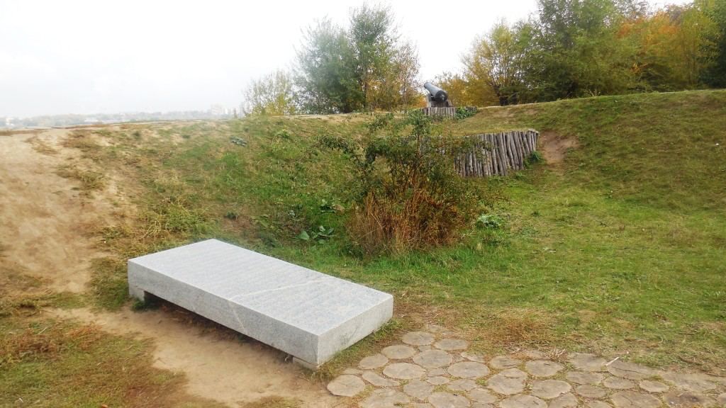 Памятник Калнышевскому в Соловках и могильная плита