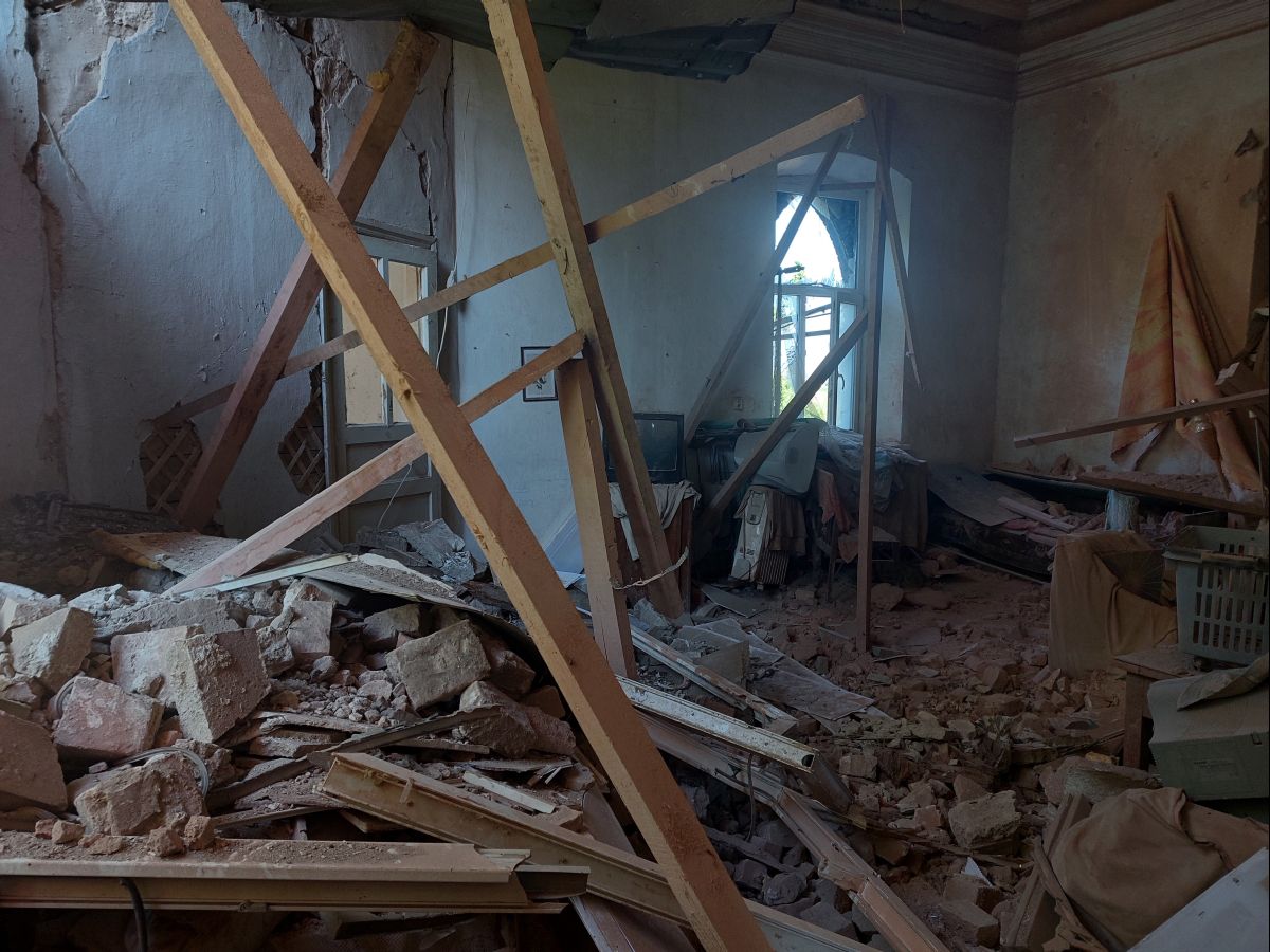 Последствия боевых действий – по всему дому, почти во всех квартирах