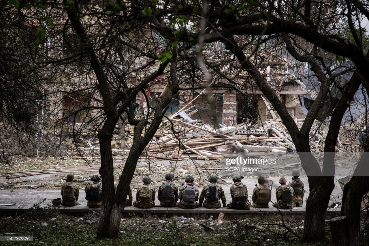 Школа в Краматорске, уничтоженная ударом ВС РФ 21 июля. Замечаете ватагу печальных «школьников»?