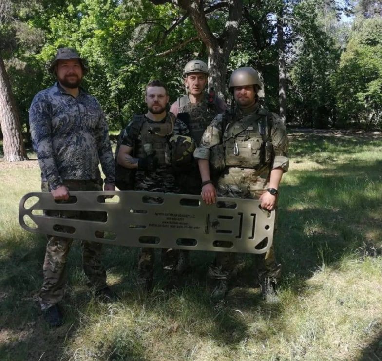 Группа наёмников под Лисичанском. Сразу с носилками