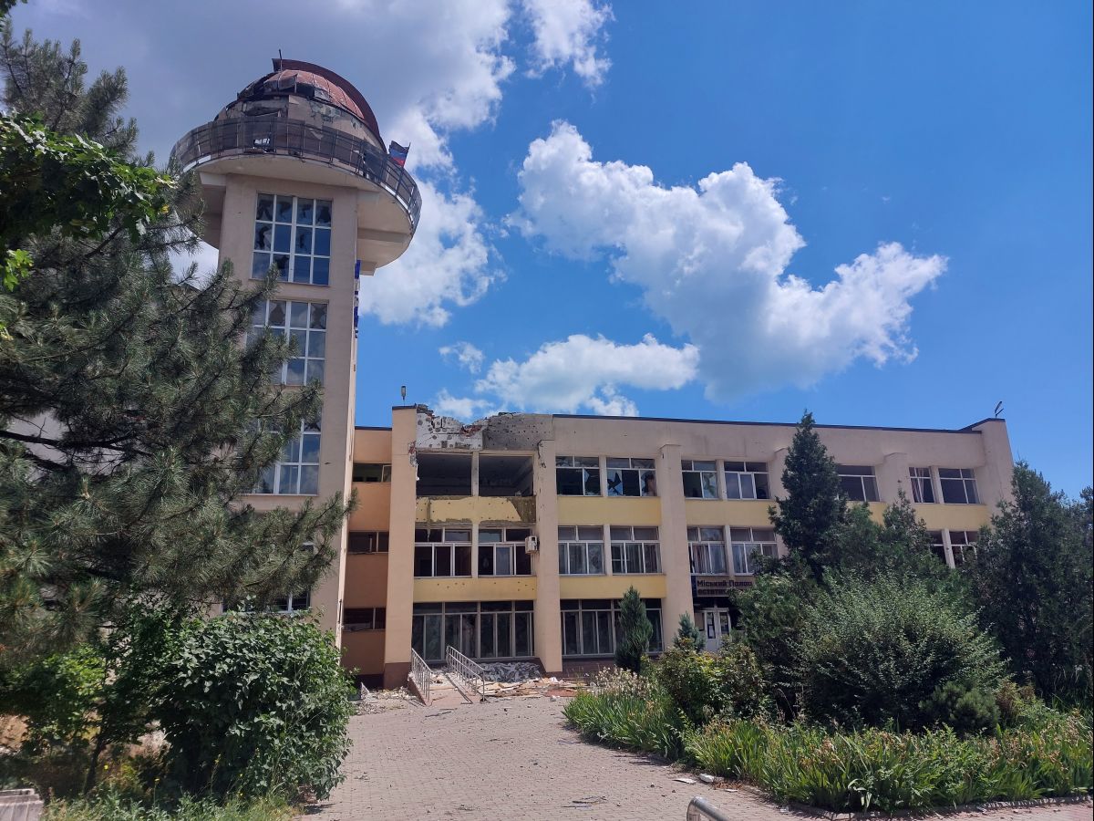 Здание Дворца пионеров тоже пострадало во время боевых действий