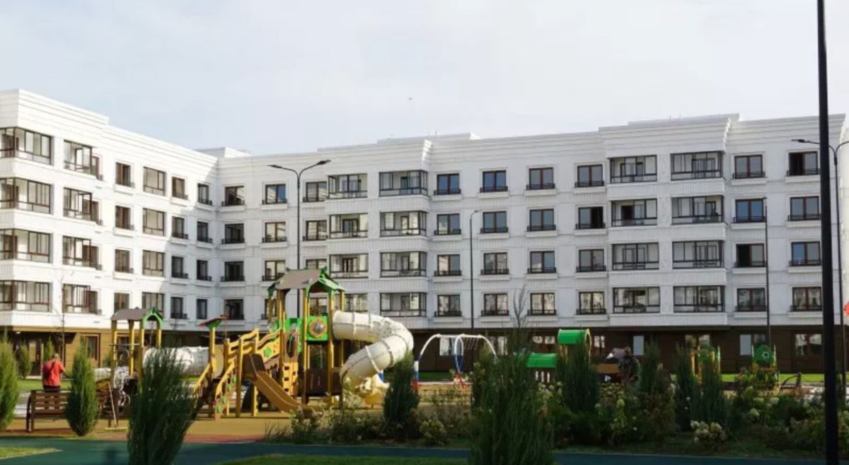 Детские площадки возле новых домов ждут маленьких мариупольцев