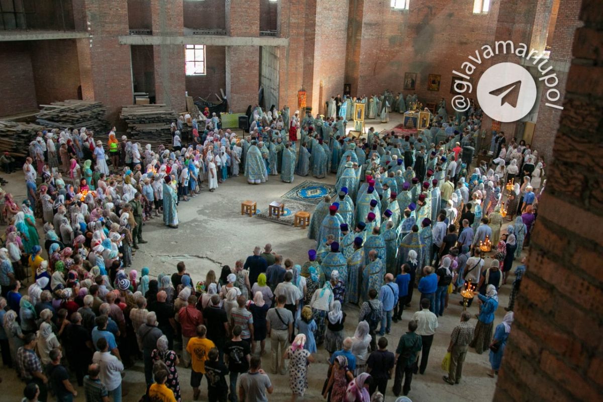 Божественная литургия в Покровском соборе Мариуполя