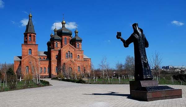 Памятник митрополиту Игнатию, держащему в руках икону Божией Матери Одигитрии