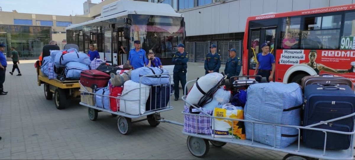 Спасатели и встретили, и вещи помогли погрузить