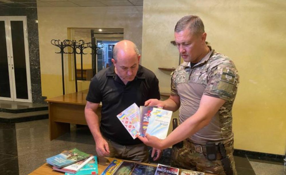 В школах Мариуполя обнаружена очередная партия националистической «литературы»