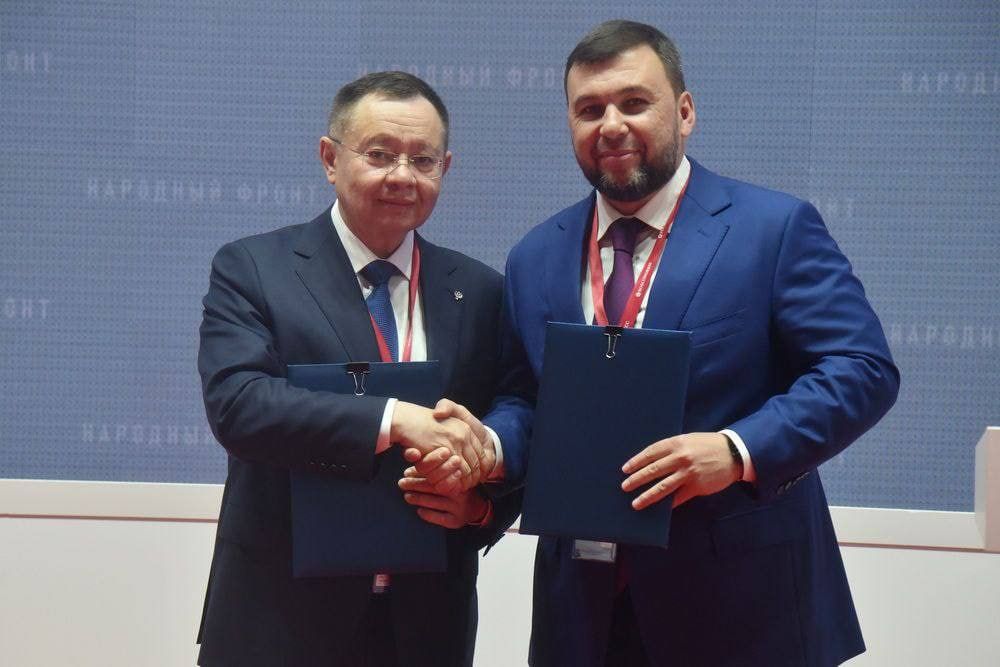 Глава ДНР Денис Пушилин и министр строительства и жилищно-коммунального хозяйства Российской Федерации Ирек Файзуллин