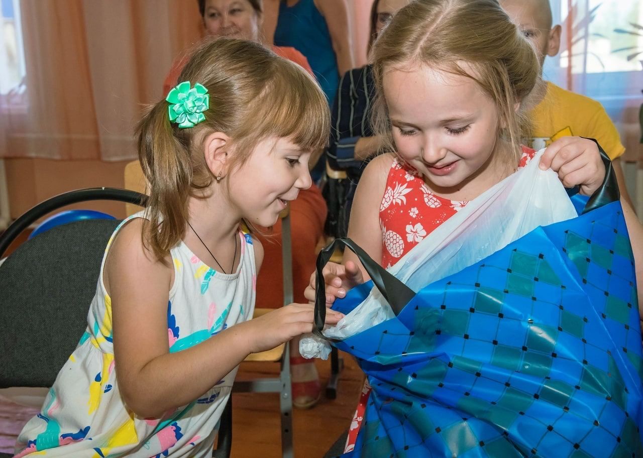 Люся и Диана смотрят, что в пакете