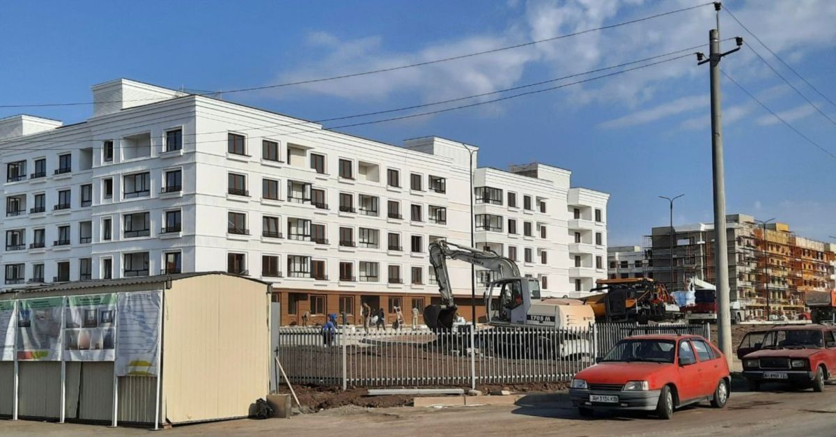 Новые дома отличаются от серых панельных девятиэтажек