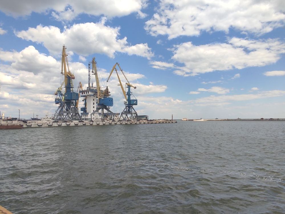 Морской торговый порт Мариуполя работает в прежнем режиме