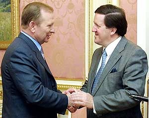 Второй президент Украины Кучма и генсек НАТО Робертсон.