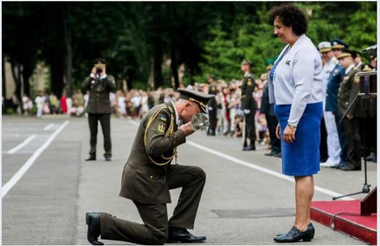 А при Зеленском уже вояка ВСУ стоял на коленях перед послом Британии (Симмонс).