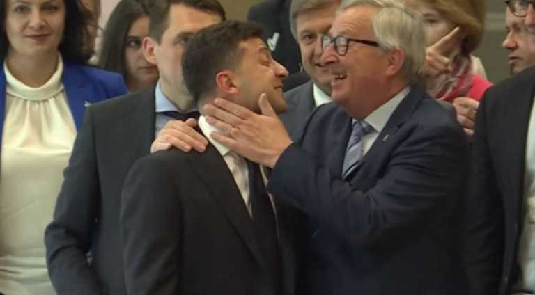 2019-й. Брюссель. Юнкеру понравился новый парень с Украины… А на Донбассе шла война. Председатель Еврокомиссии имел привычку хлопать ладонью по лицу деятелей и гостей ЕС, целовать (некоторых) на саммитах Евросоюза. Но кроме Зеленского, ни у кого не было такого щенячьего восторга от этой процедуры.