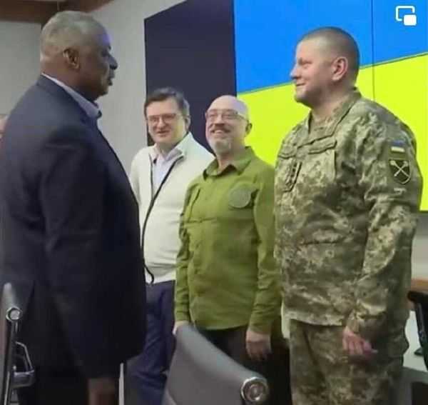 2022-й. 25 апреля. Какой непревзойденный уровень преданности, лизоблюдства главы МИД и министра обороны Украины, а также главнокомандующего ВСУ. Особенно у министра обороны Украины Резникова. Мол, приказывай, американец, мы готовы выполнить все приказы, только плати, вооружай. А если бы министром обороны Украины сделали Верещук? Представляете, что она могла бы натворить?