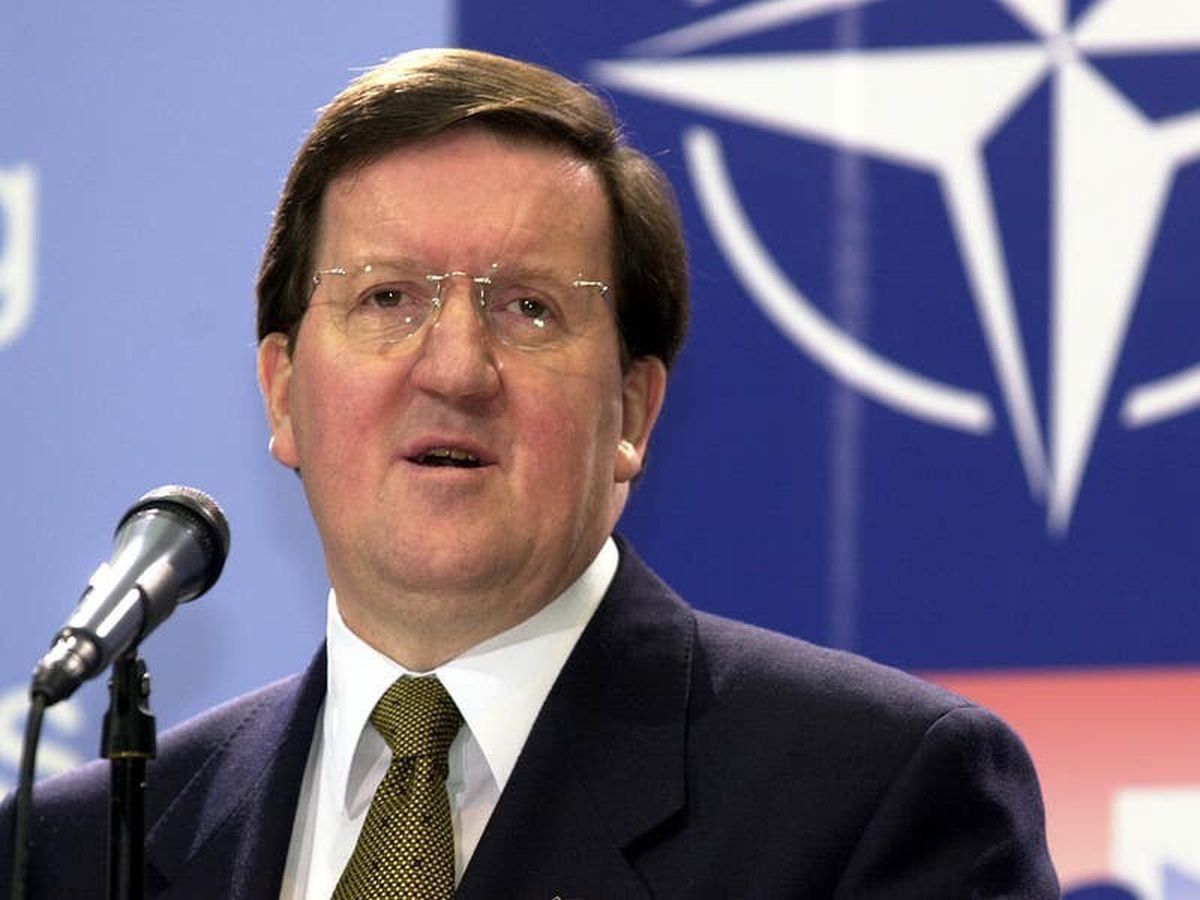 Генсек НАТО Джордж Робертсон (занимал эту должность с октября 1999 года по декабрь 2003-го) за год до выборов президента на Украине знал, что Леонид Кучма больше не станет баллотироваться. Несомненно, блок НАТО приложил для этого усилия