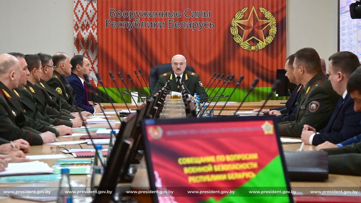 Встреча с генералами в Минобороны для Лукашенко уже вторая за эту осень. Но о содержании первой официальные источники сообщать не стали, а вот вторую осветили. Источник: president.gov.by