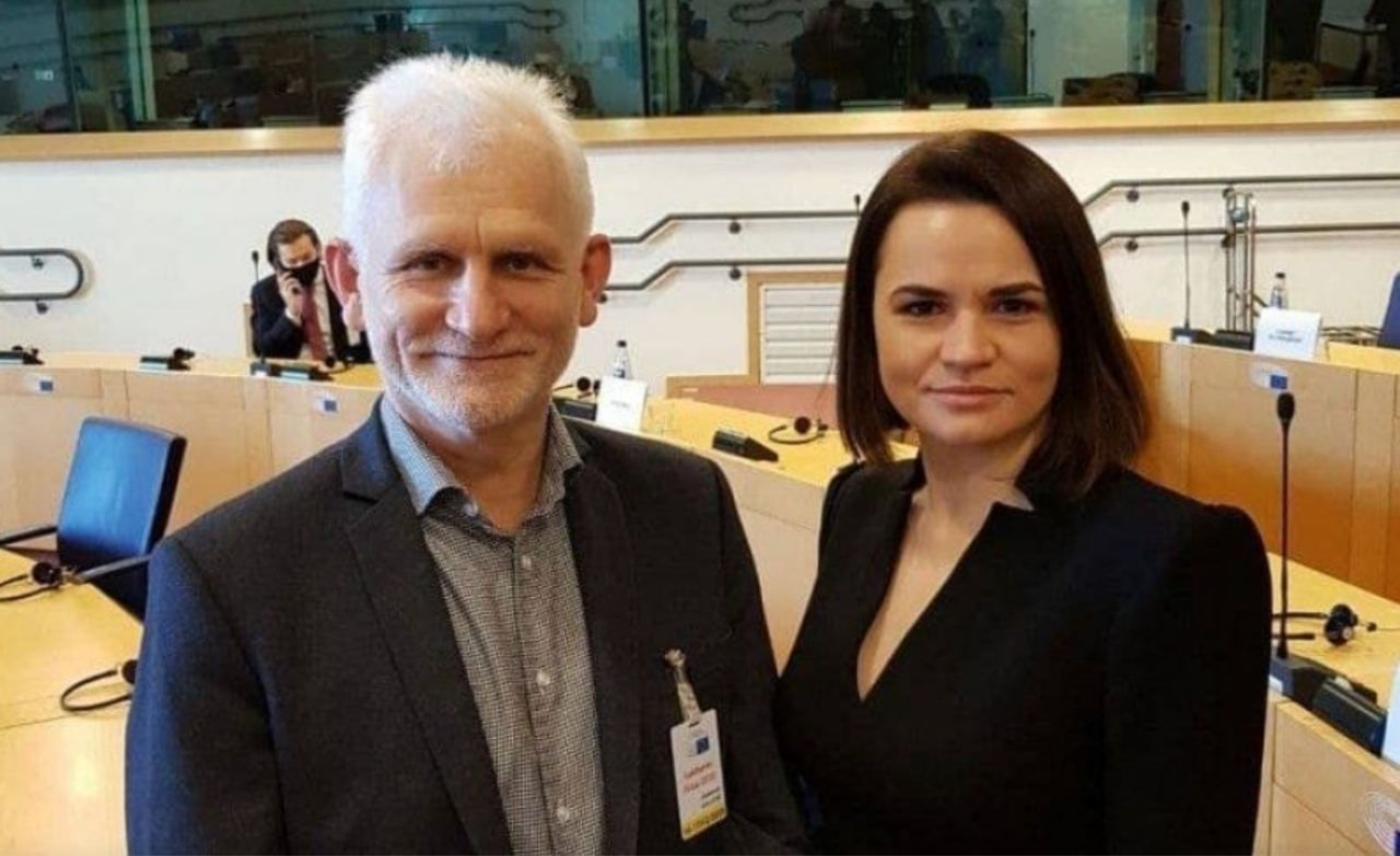 Почти на всех фото без пяти минут нобелевский лауреат Беляцкий улыбается. И в паре с Тихановской тоже