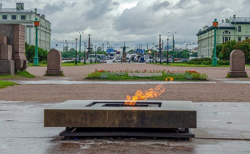 Вечный огонь на Марсовом поле в Санкт-Петербурге. Современный вид