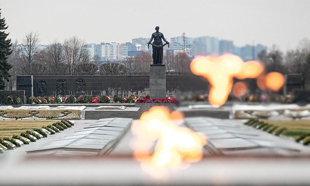 Вечный огонь на Пискарёвском кладбище Санкт-Петербурга