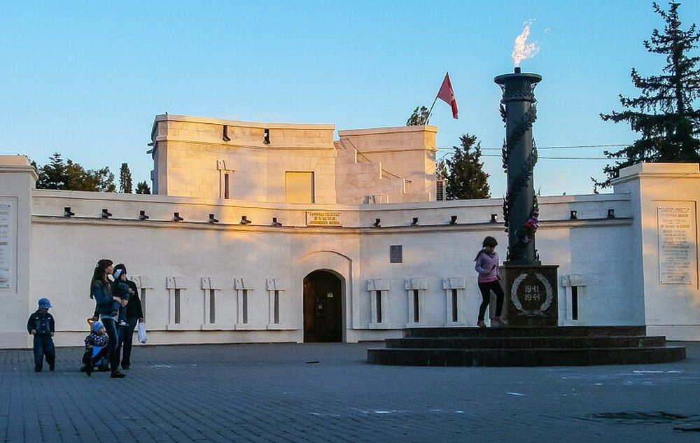 Вечный огонь на Малаховом кургане (Севастополь)