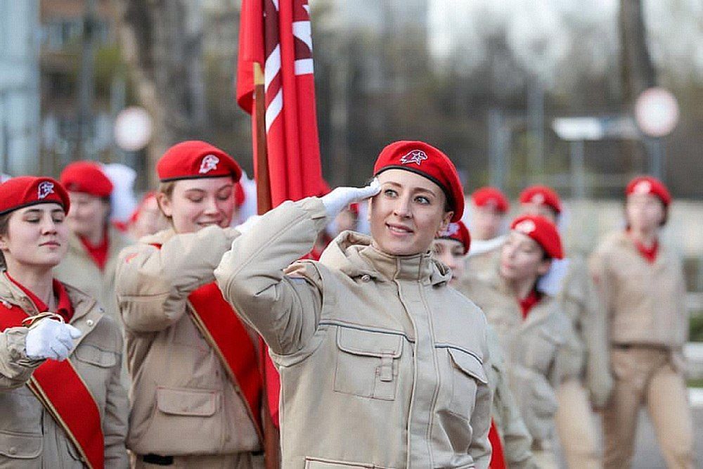 Юнармейцы на параде на Красной площади в Москве 9 мая 2022 года. Вечный огонь для них – «Пост «1»