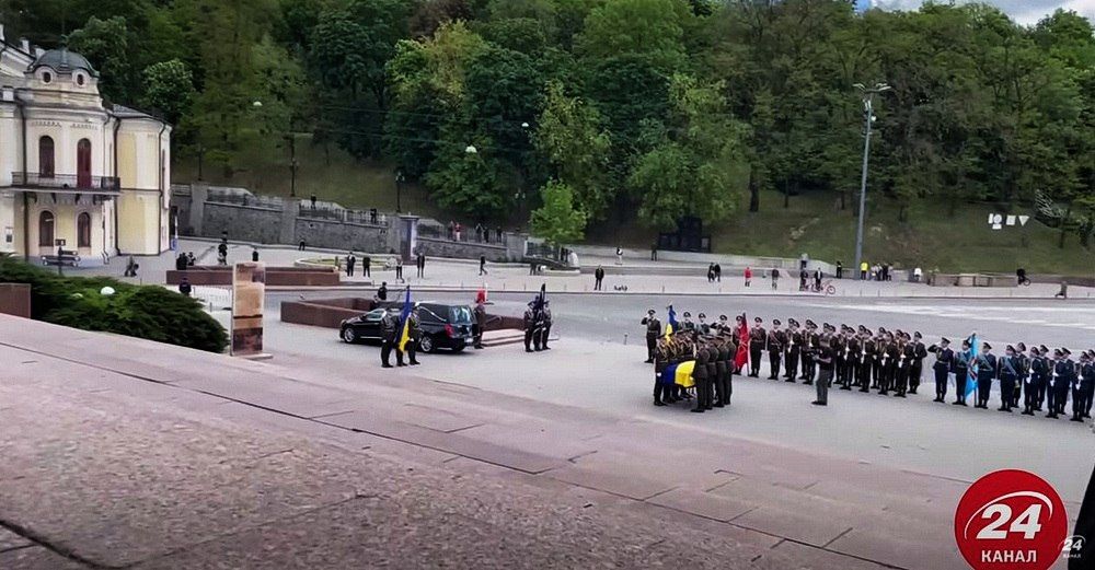 Момент выноса гроба с Кравчуком из Украинского дома, площадь перед которым почти безлюдна. Видеозахват из сюжета «24 канала» (Украина)