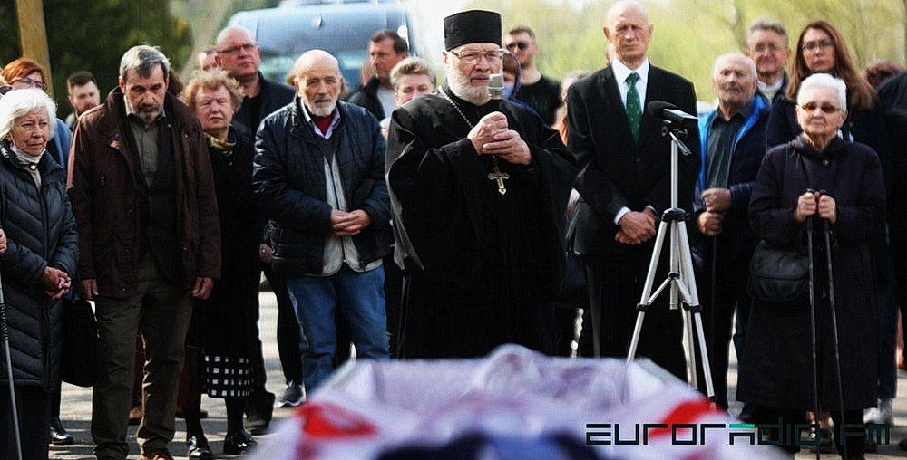 Отпевание Шушкевича: ксёндз, «БЧБ»-флаг, немноголюдье провожающих в последний путь. Из видеосюжета варшавского euroradio