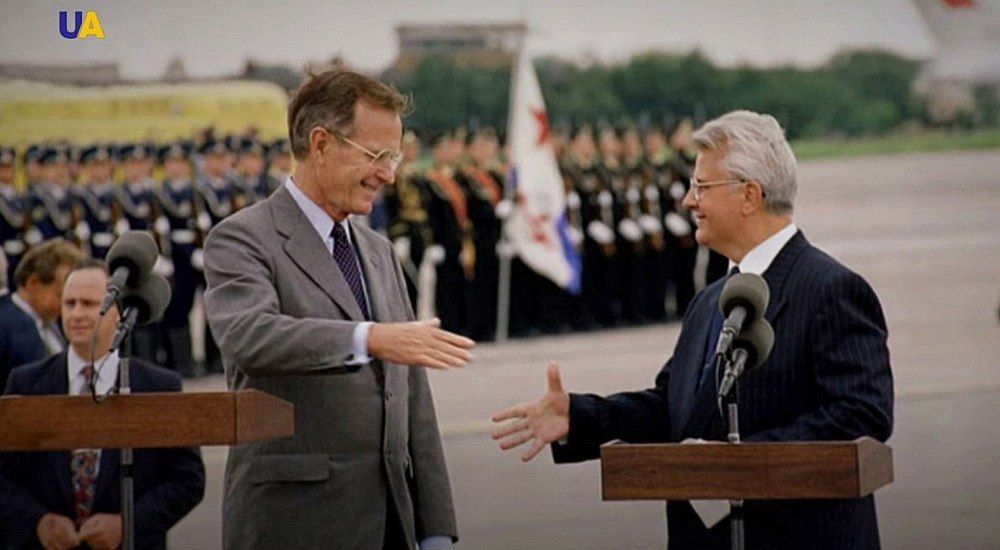 Именно Кравчук стал приваживать американцев на Украину. На фото: президент США Джордж Буш к Киеве в августе 1991 года, за 4 месяца до провозглашения страной «независимости»