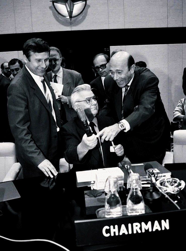Леонид Кравчук во время визита в штаб-квартиру НАТО в Брюсселе в июле 1992 года. Справа от Кравчука на фото (смеется) – генеральный секретарь НАТО Манфред Вернер, бывший министр обороны ФРГ. Именно в его кресло сел украинский президент, в шутку взяв в руку молоток председательствующего – то есть генсека Альянса