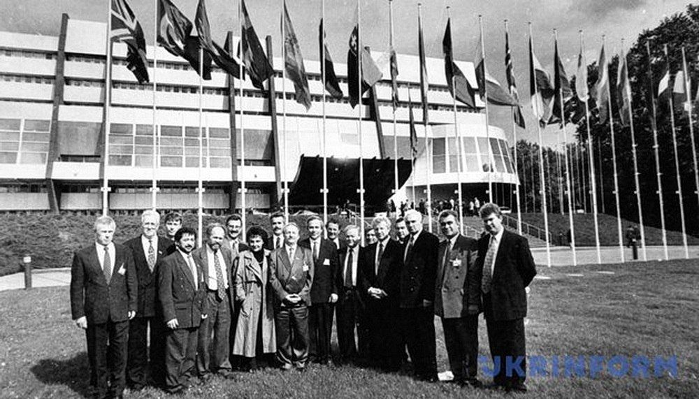 Заветам Кравчука верны: делегация Украины обивает пороги Дворца Совета Европы в Страсбурге. Тридцатилетняя эпопея присоединения к ЕС оказалась безрезультатной. Здесь: съемка 1995 года. Из фондов Укринформа