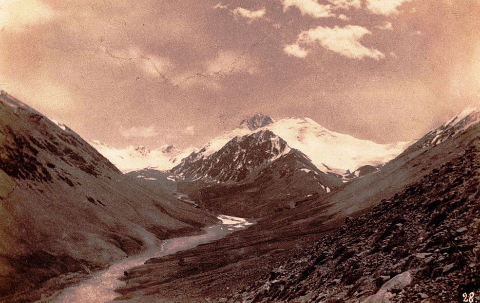 Имя П.П. Семёнова носят десятки географических объектов. Здесь: пик Семёнова – горная вершина в Центральном Тянь-Шане в Киргизии, высшая точка хребта Сарыджаз. Фото Б.Л. Громбчевского