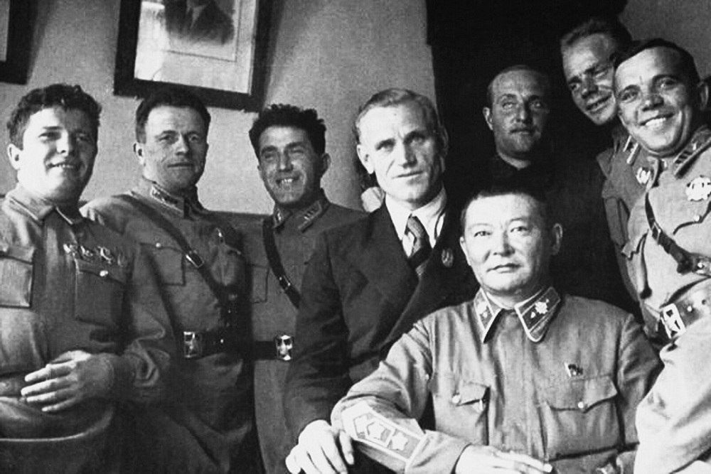 Маршал МНР Хорлогийн Чойбалсан с советскими военными лётчиками, награждёнными орденами «Красного знамени за воинскую доблесть» 