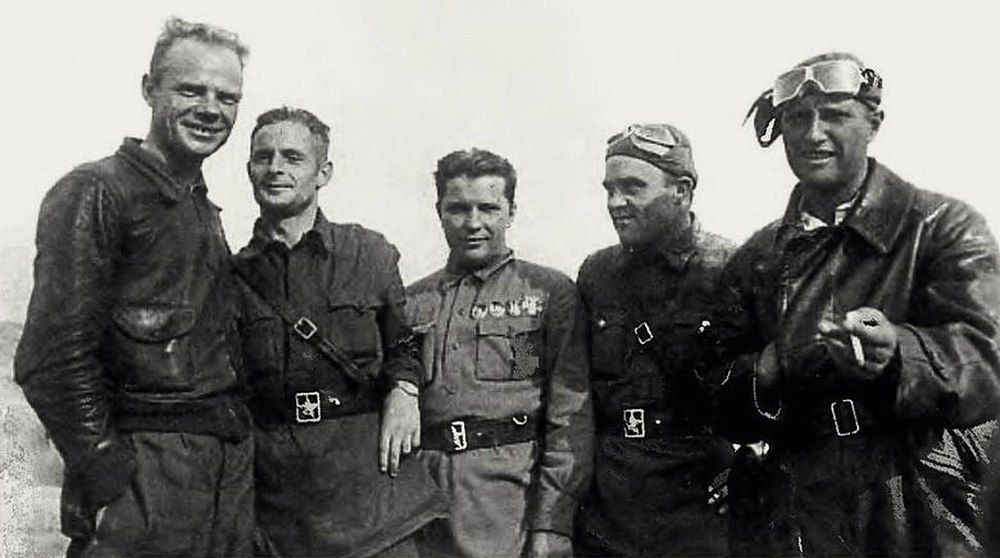 Герои Халхин-Гола (слева направо): командир эскадрильи 70-го ИАП С.А. Грицевец, главный инженер И.А. Прачик, командир 22-го ИАП Г.П. Кравченко, командир эскадрильи 70-го ИАП П.Т. Коробков, инспектор по технике пилотирование 70-го ИАП Б.А. Смирнов