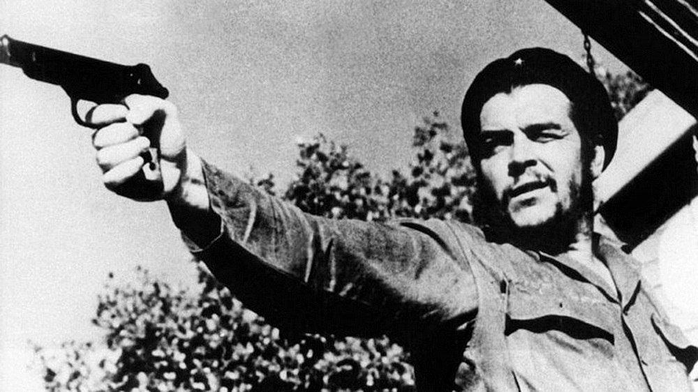 Эрнесто Че Гевара позирует с пистолетом Стечкина