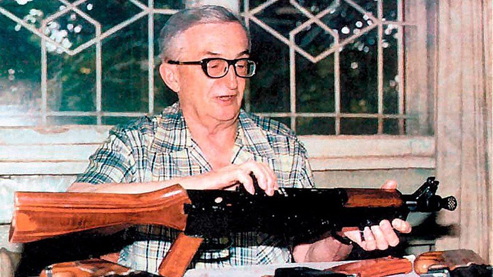 И.Я. Стечкин с одним из автоматов своей разработки