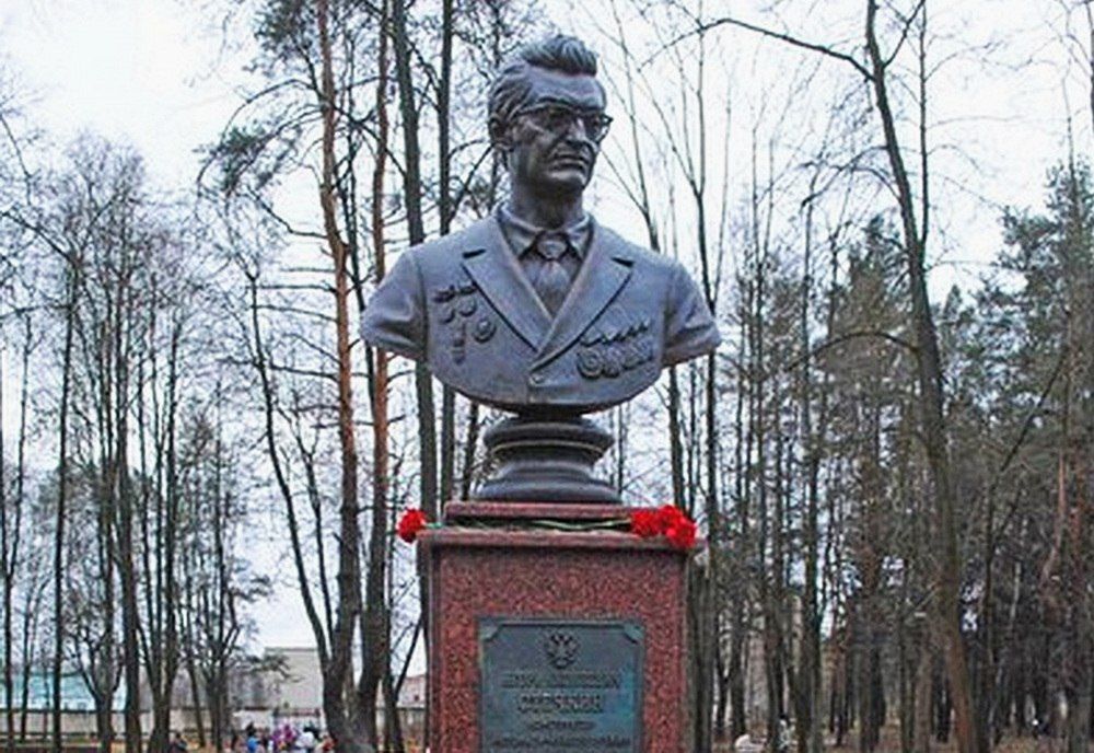 Памятник И.Я. Стечкину в Алексине Тульской области.