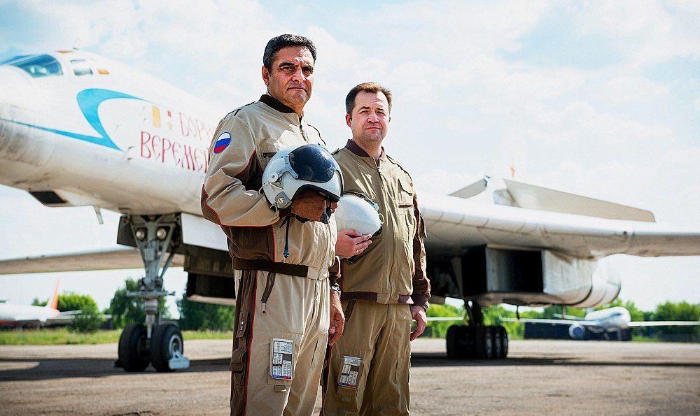 Экипаж у Ту-160 «Борис Веремей». Самолёт назван именем пилота, первым поднявшего эту машину в воздух