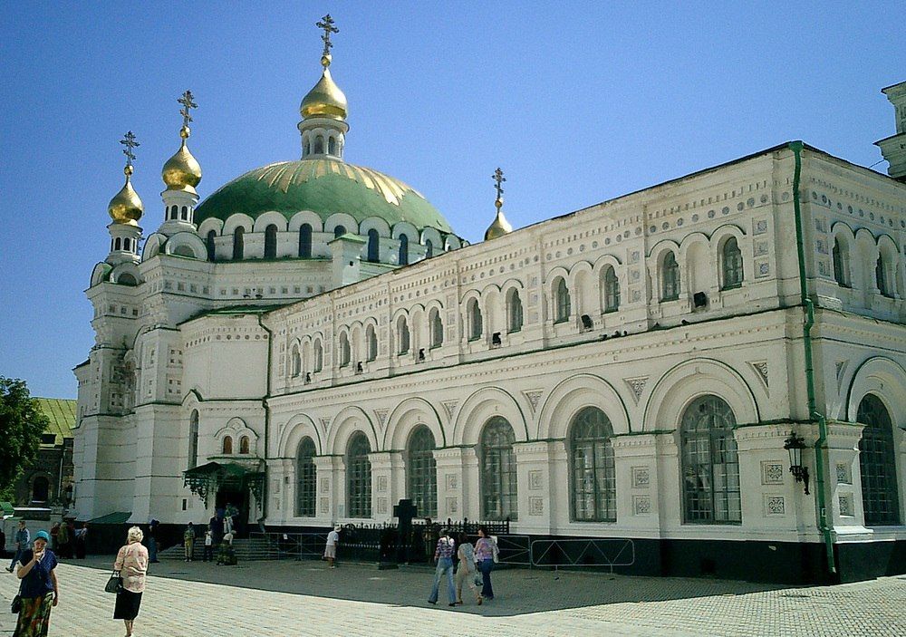 Трапезная церковь Киево-Печерской лавры. В центре снимка внизу – могилы В.Л. Кочубея, И.И. Искры и П.А. Столыпина. Фото автора
