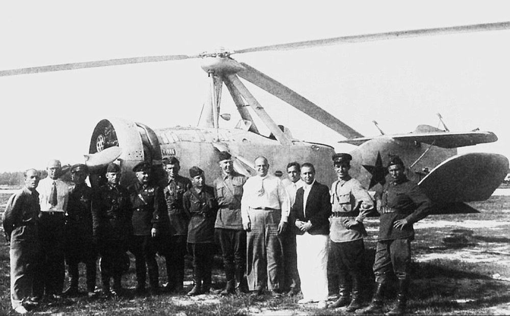 Группа конструкторов и представителей ВВС РККА у автожира А-7. В центре в белой рубашке — авиаконструктор Николай Камов