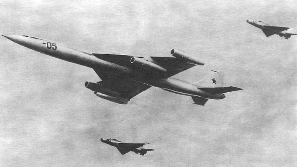 Дальний стратегический бомбардировщик М-50 на воздушном параде в Тушино 9-го июля 1961-го года