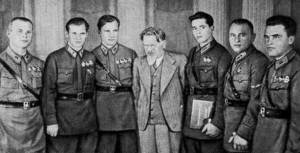 Председатель Президиума Верховного Совета СССР М.И. Калинин (в центре) среди советских авиаторов - героев воздушных боёв. Второй слева – Е.Н. Степанов. 1939 год